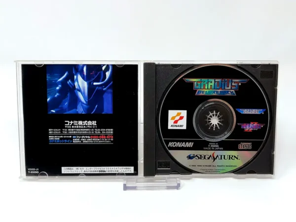 Interior del juego Gradius Deluxe Pack (JAP) para Sega Saturn con disco y manual