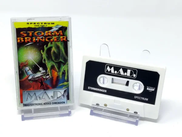 Interior del juego Stormbringer (Mastertronic) para Sinclair ZX Spectrum con disco y manual