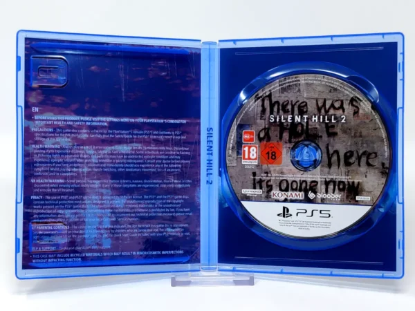 Interior del juego Silent Hill 2 (UK) para PlayStation 5 con disco y manual