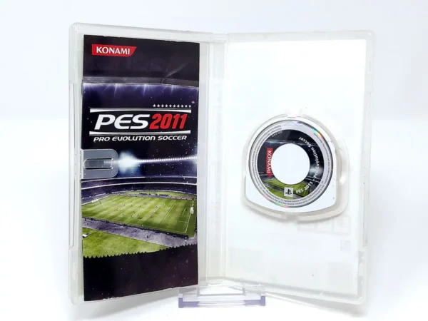 Interior del juego PES 2011: Pro Evolution Soccer (ESP) para PSP con disco y manual