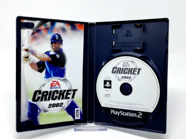 Interior del juego Cricket 2002 (UK) para PlayStation 2 con disco y manual