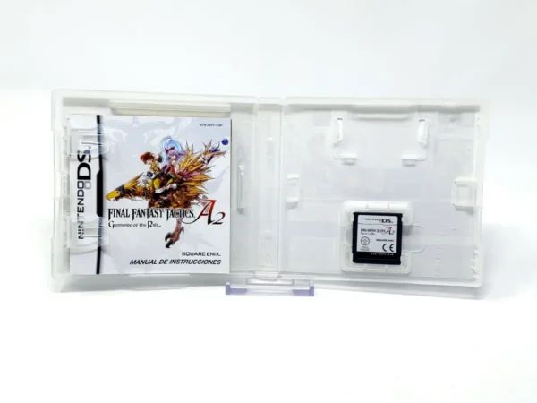 Interior del juego Final Fantasy Tactics A2: Grimoire of the Rift (ESP) para Nintendo DS con disco y manual