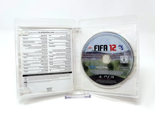 Interior del juego FIFA 12 (UK) para PlayStation 3 con disco y manual