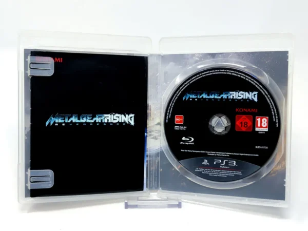 Interior del juego Metal Gear Rising: Revengeance (ESP) para PlayStation 3 con disco y manual