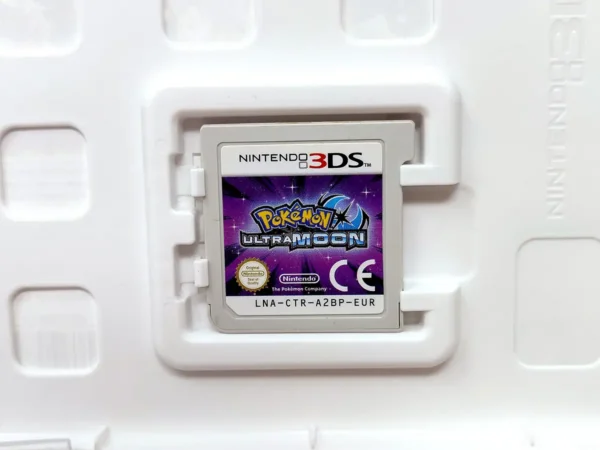 Interior del juego Pokemon Ultra Luna (ESP) para Nintendo 3DS con disco y manual