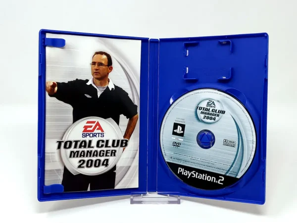 Interior del juego Total Club Manager 2004 (POR) para PlayStation 2 con disco y manual