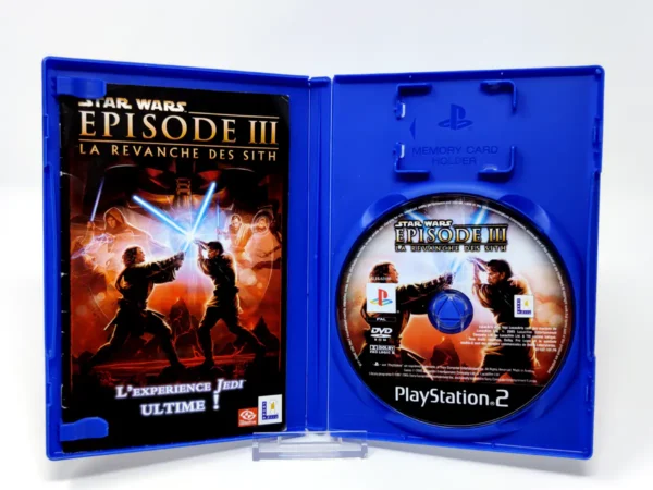 Interior del juego Star Wars: Episode III: La Revanche des Sith (FRA) para PlayStation 2 con disco y manual
