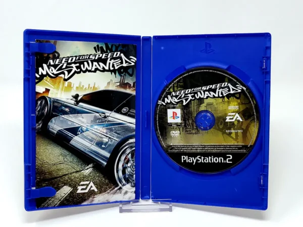 Interior del juego Need for Speed: Most Wanted (ITA) para PlayStation 2 con disco y manual
