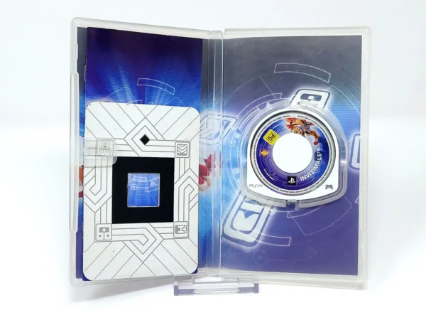 Interior del juego Invizimals (ESP) para PSP con disco y manual