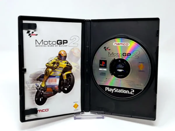 Interior del juego MotoGP 2 (ESP) para PlayStation 2 con disco y manual