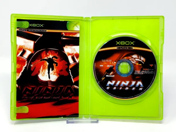 Interior del juego Ninja Gaiden (ESP) para XBOX con disco y manual