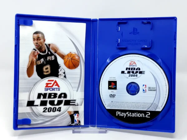 Interior del juego NBA Live 2004 (FRA) para PlayStation 2 con disco y manual