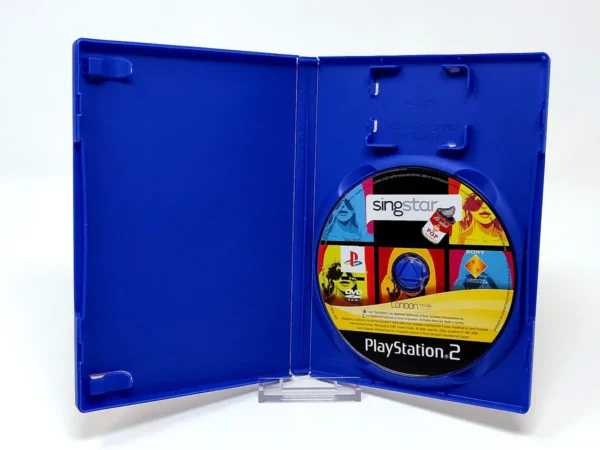 Interior del juego SingStar La Edad de Oro del Pop Español (ESP) (Rebajado) para PlayStation 2 con disco y manual