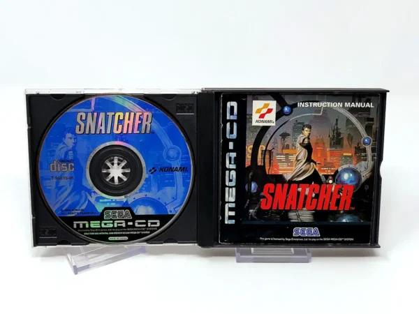 Interior del juego Snatcher (UK) para Sega Mega Drive con disco y manual