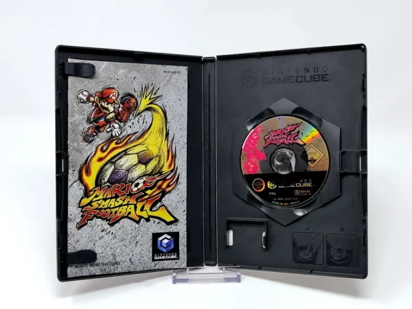 Interior del juego Mario Smash Football (ESP) para Nintendo GameCube con disco y manual
