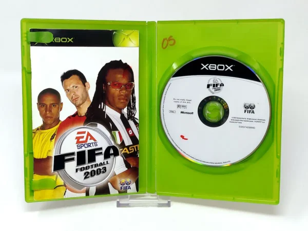 Interior del juego FIFA Football 2003 (UK) para XBOX con disco y manual