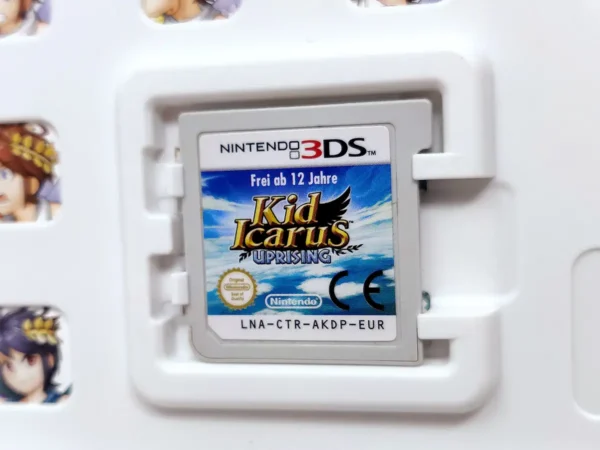 Interior del juego Kids Icarus Uprising (ESP) para Nintendo 3DS con disco y manual