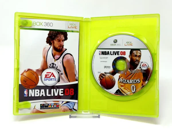Interior del juego NBA Live 08 (ESP) para XBOX 360 con disco y manual