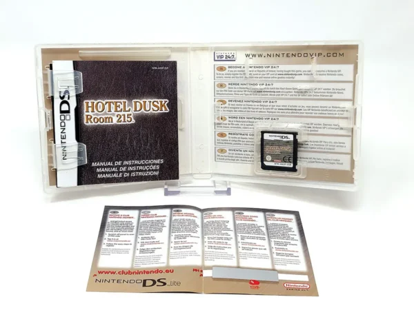 Interior del juego Hotel Dusk: Room 215 (ESP) para Nintendo DS con disco y manual