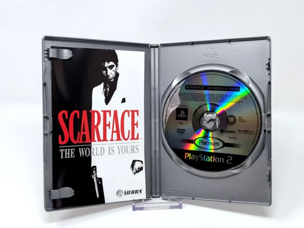 Interior del juego Scarface: The World Is Yours (ITA) (Platinum) para PlayStation 2 con disco y manual