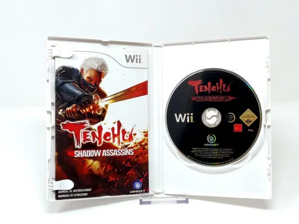 Interior del juego Tenchu: Shadow Assassins (ESP) para Nintendo Wii con disco y manual