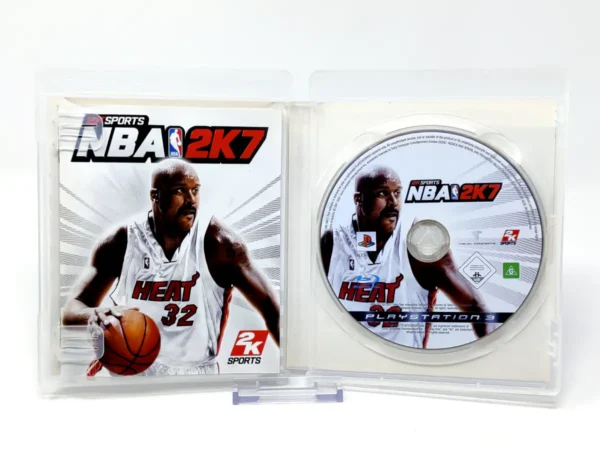 Interior del juego NBA 2K7 (ESP) para PlayStation 3 con disco y manual