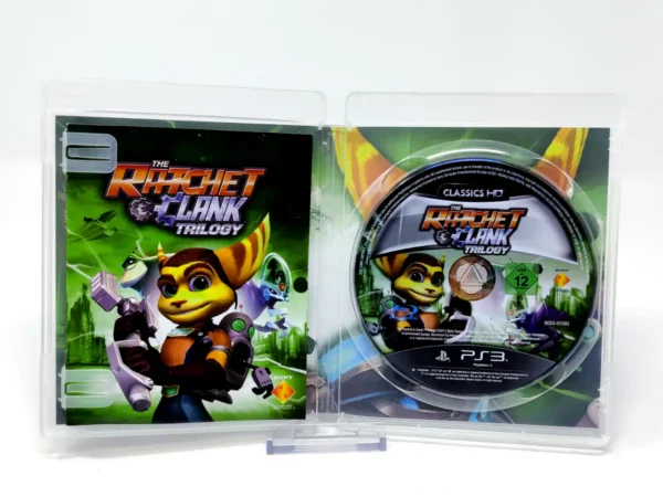 Interior del juego The Ratchet & Clank Trilogy (ESP) (Classics HD) para PlayStation 3 con disco y manual