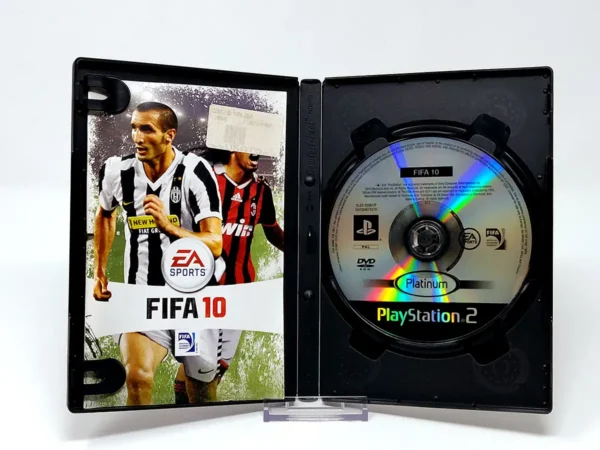 Interior del juego FIFA 10 (ITA) (Platinum) para PlayStation 2 con disco y manual