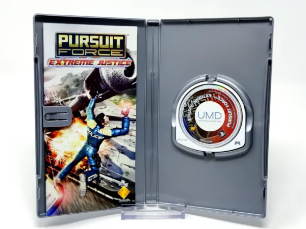Interior del juego Pursuit Force: Extreme Justice (ESP) (Platinum) para PSP con disco y manual