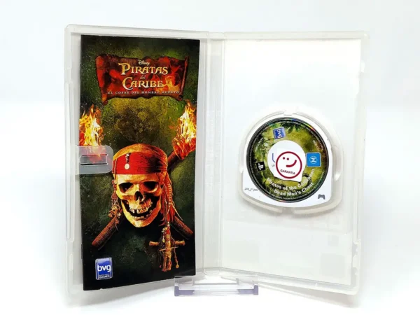 Interior del juego Piratas del Caribe: El Cofre del Hombre Muerto (ESP) para PSP con disco y manual