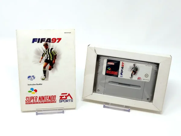 Interior del juego FIFA 97 (ESP) para Nintendo SNES con disco y manual