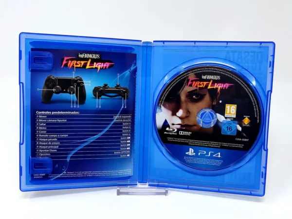 Interior del juego inFAMOUS: First Light (ESP) para PlayStation 4 con disco y manual