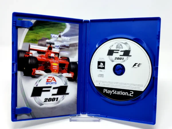 Interior del juego F1 2001 (HOL) para PlayStation 2 con disco y manual