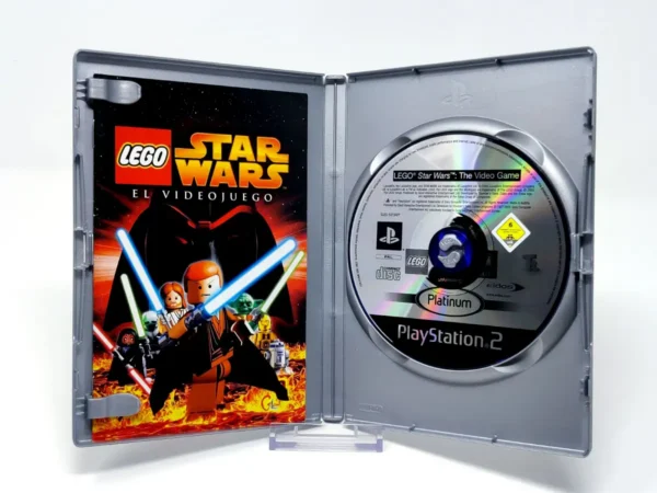 Interior del juego LEGO Star Wars: El Videojuego (ESP) (Platinum) para PlayStation 2 con disco y manual