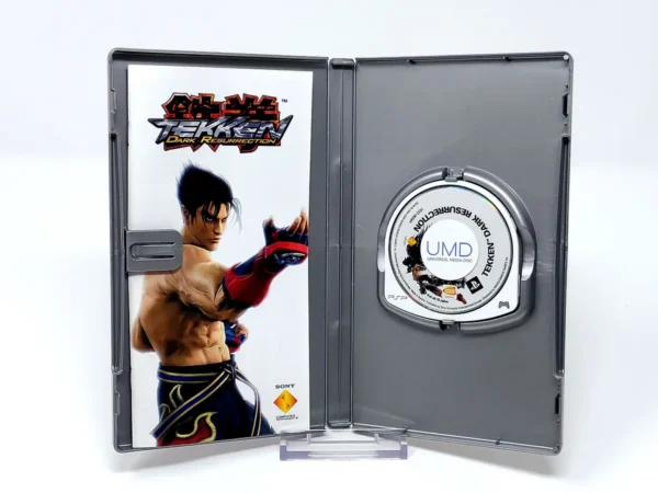 Interior del juego Tekken: Dark Resurrection (ESP) (Platinum) para PSP con disco y manual