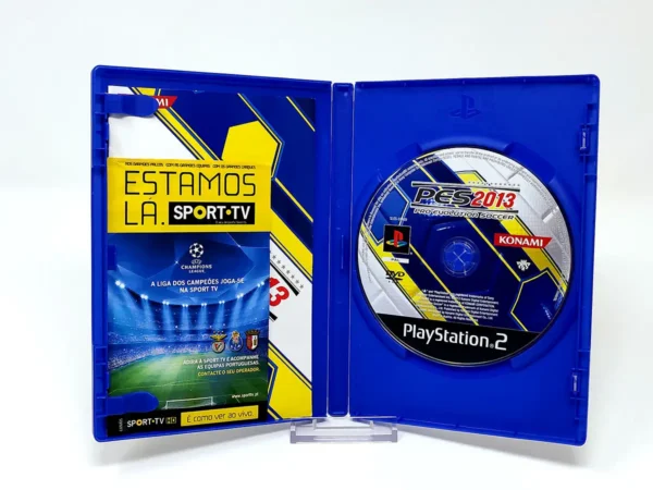 Interior del juego PES 2013: Pro Evolution Soccer (POR) para PlayStation 2 con disco y manual