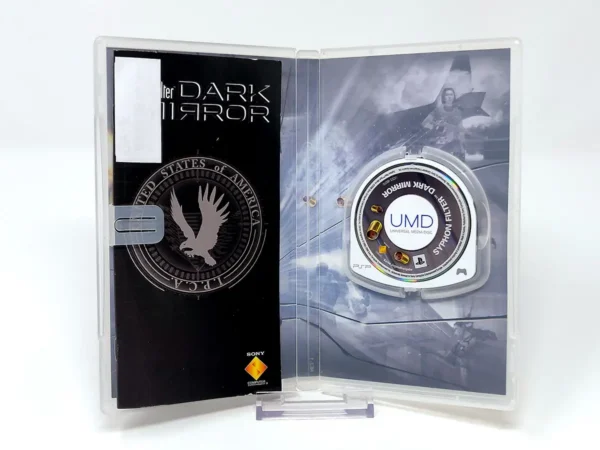 Interior del juego Syphon Filter: Dark Mirror (ESP) para PSP con disco y manual