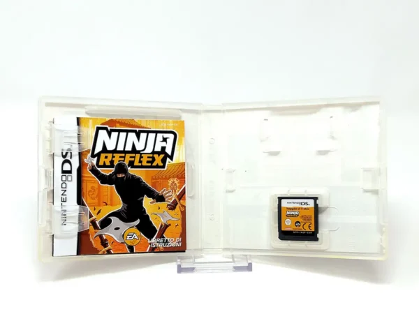 Interior del juego Ninja Reflex (ITA) para Nintendo DS con disco y manual