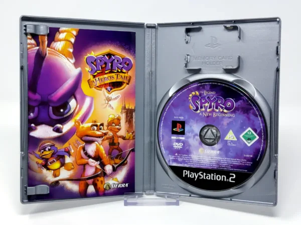 Interior del juego Spyro: A Hero's Tail (ESP) (Platinum) para PlayStation 2 con disco y manual
