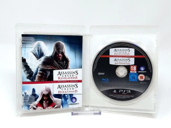 Interior del juego Assassin's Creed: La Hermandad + Assassin's Creed: Revelations (ESP) para PlayStation 3 con disco y manual