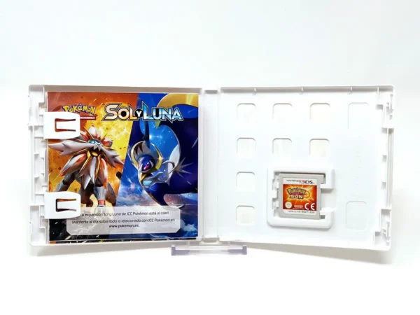 Interior del juego Pokémon Sol (ESP) para Nintendo 3DS con disco y manual