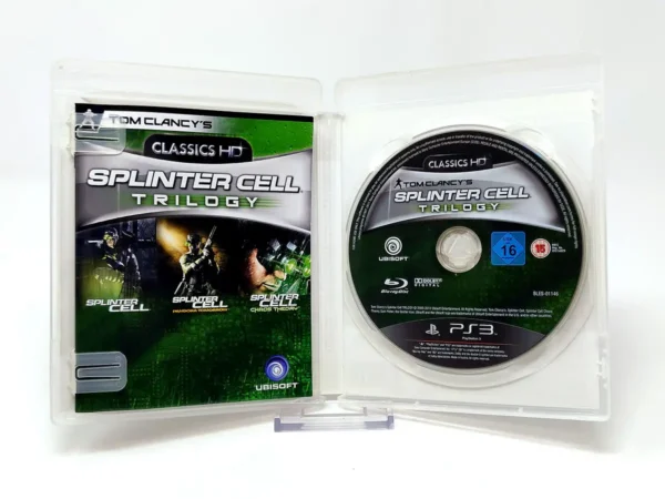 Interior del juego Tom Clancy's Splinter Cell Trilogy (ESP) (Classics HD) para PlayStation 3 con disco y manual