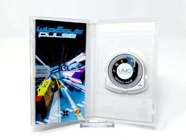 Interior del juego WipEout Pulse (ESP) (Essentials) para PSP con disco y manual