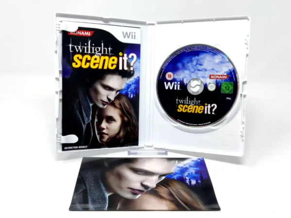 Interior del juego Scene It? Twilight (UK) para Nintendo Wii con disco y manual