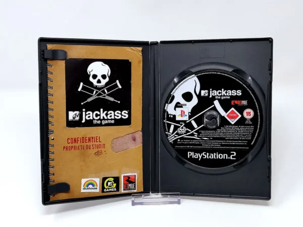 Interior del juego Jackass: The Game (FRA) para PlayStation 2 con disco y manual