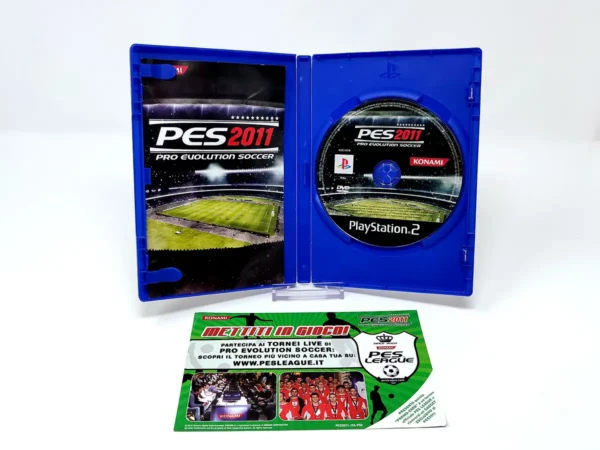Interior del juego PES 2011: Pro Evolution Soccer (ITA) para PlayStation 2 con disco y manual