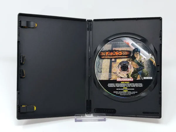 Interior del juego Blade: The Edge Of Darkness (ESP) para PC con disco y manual