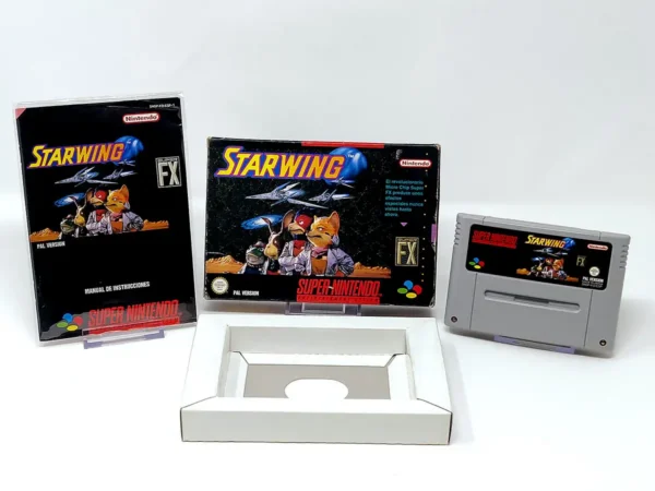 Interior del juego Starwing (ESP) para Nintendo SNES con disco y manual