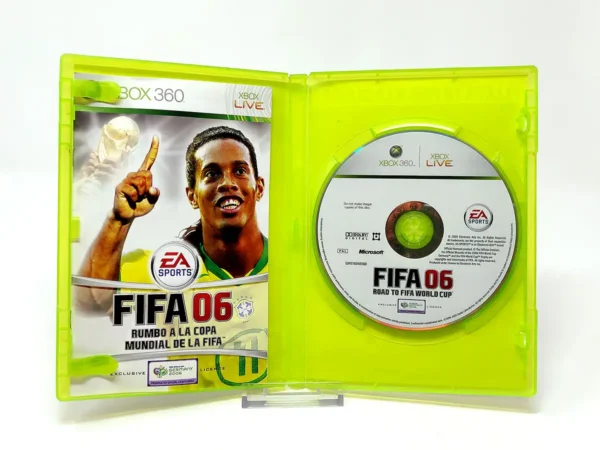 Interior del juego FIFA 06: Rumbo a la Copa Mundial de la FIFA (ESP) para XBOX 360 con disco y manual