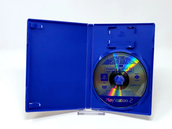 Interior del juego SingStar La Edad de Oro del Pop Español (ESP) (Promo) para PlayStation 2 con disco y manual